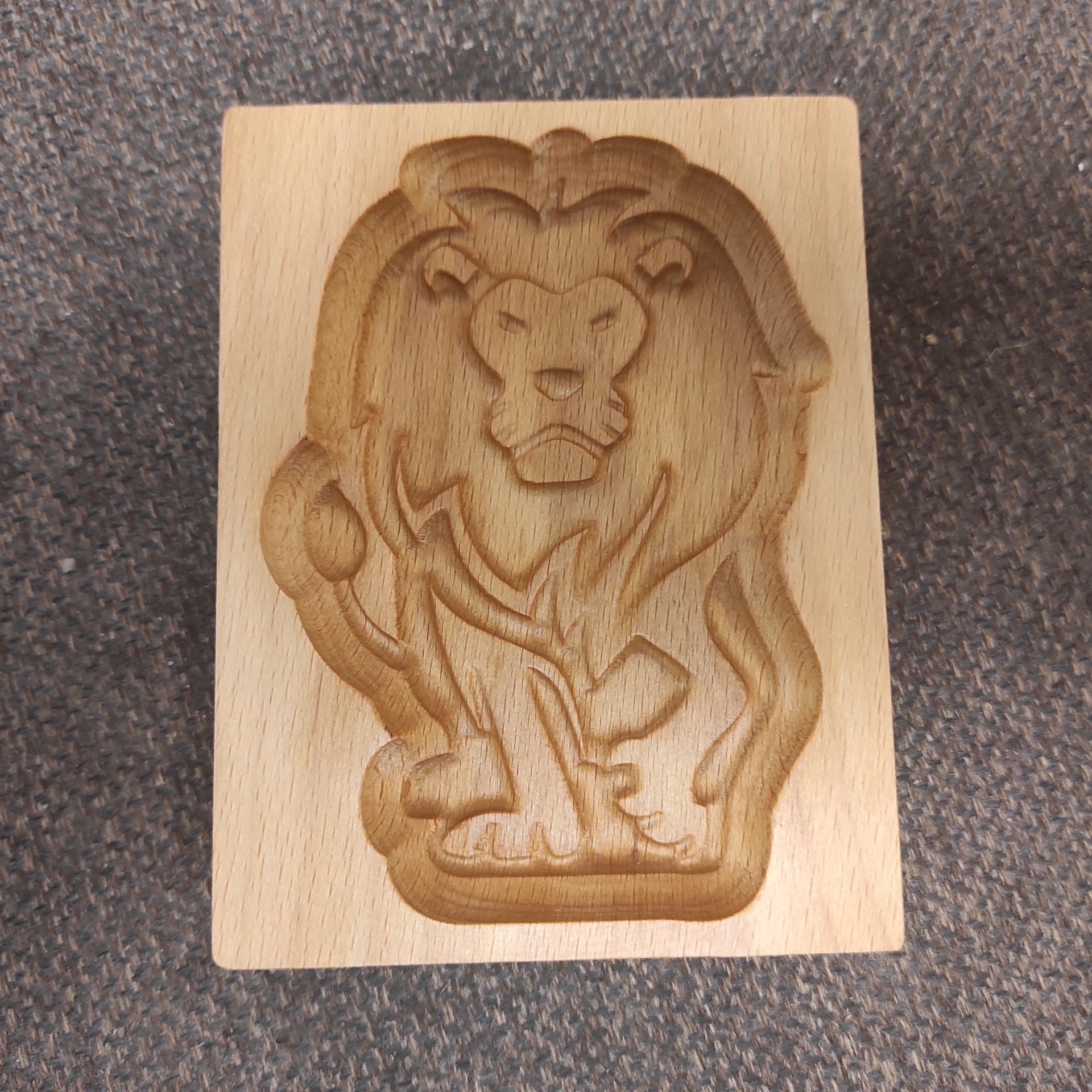 Фото формы для печати пряника Лев на столе