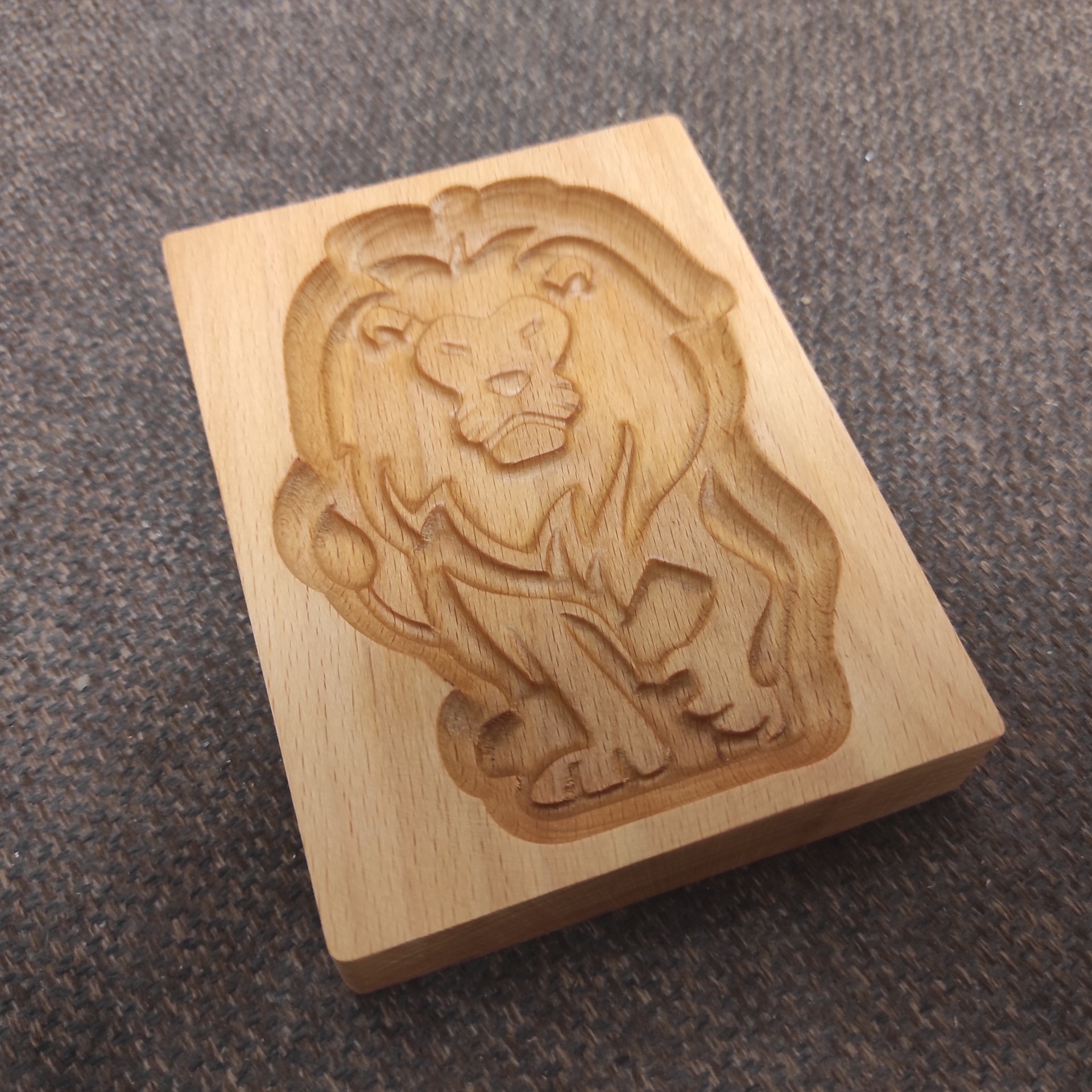 Фото формы для печати пряника Лев на столе с другого ракурса