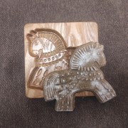 Фото деревянной формы в виде лошадки для печати пряника с примером отпечатка