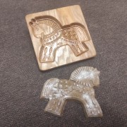 Фото деревянной формы в виде лошадки для печати пряника с примером отпечатка из теста