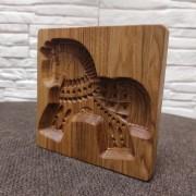 Фото деревянной формы в виде лошадки для печати пряника