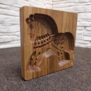Фото деревянной формы в виде коня для печати пряника
