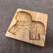 Фото деревянной формы в виде лошадки для печати пряника