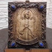 Фото резная икона Ангела Хранителя с камнями общий  вид