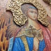 Фотография иконы Ангела Хранителя с камнями центральный вид венца