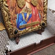 Фотография иконы Ангела Хранителя с камнями в деревянном футляре с подставкой