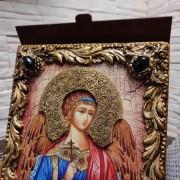 Фотография иконы Ангела Хранителя с камнями в деревянном футляре вид сверху
