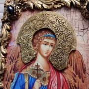 Фотография иконы Ангела Хранителя с камнями в деревянном футляре вид сверху