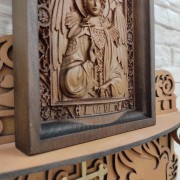 Изображение низа маленькой резной иконы святого Ангела Хранителя
