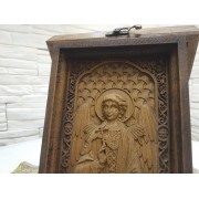 Фото центр маленькой резной иконы святого Ангела Хранителя