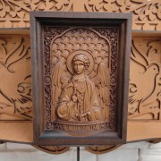 Фотография маленькой резной иконы святого Ангела Хранителя