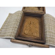 Фото с коробкой маленькой резной иконы святого Ангела Хранителя
