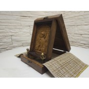 Фото с коробкой сбоку маленькой резной иконы святого Ангела Хранителя