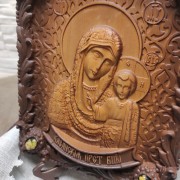 Фото резная икона богородицы Казанская с камнями в подарочном футляре