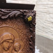 Фото резная икона богородицы Казанская с камнями в подарочном футляре