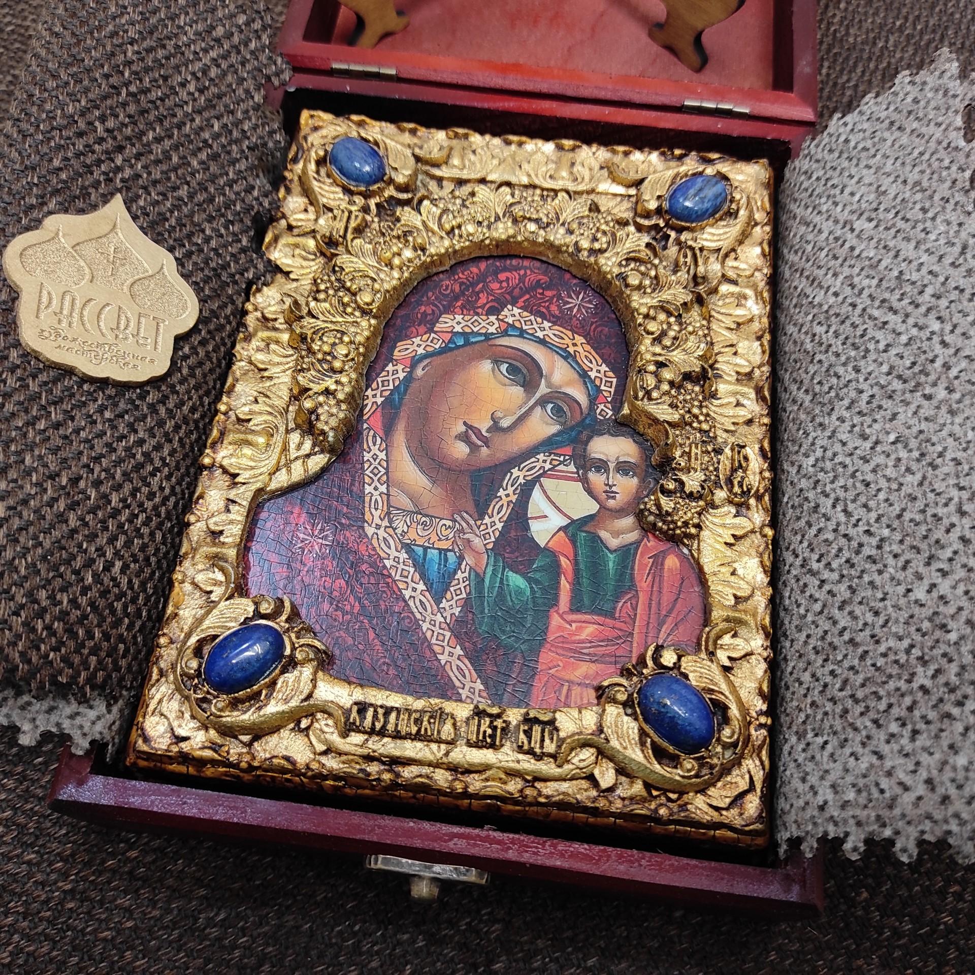 Фотография иконы пресвятой Богородицы Казанская с иглицами уложенной в футляр