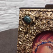 Фото подарочной иконы казанская богородица с камнями в футляре