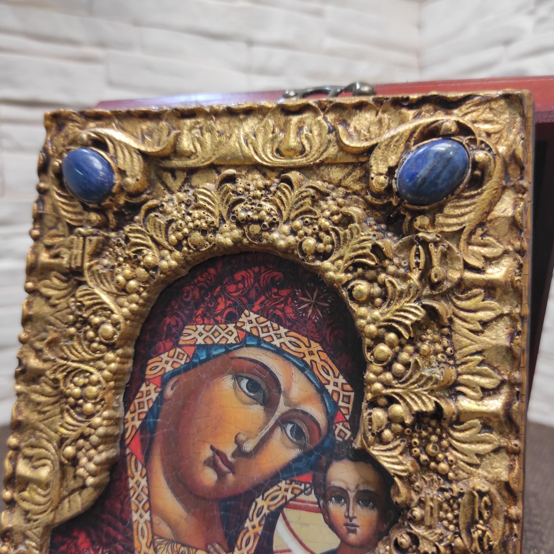 Фото камней сверху у иконы пресвятой Богородицы Казанская с иглицами