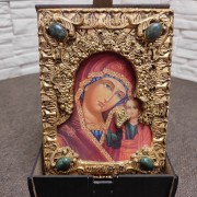 Фото подарочной иконы казанская богородица с камнями в футляре