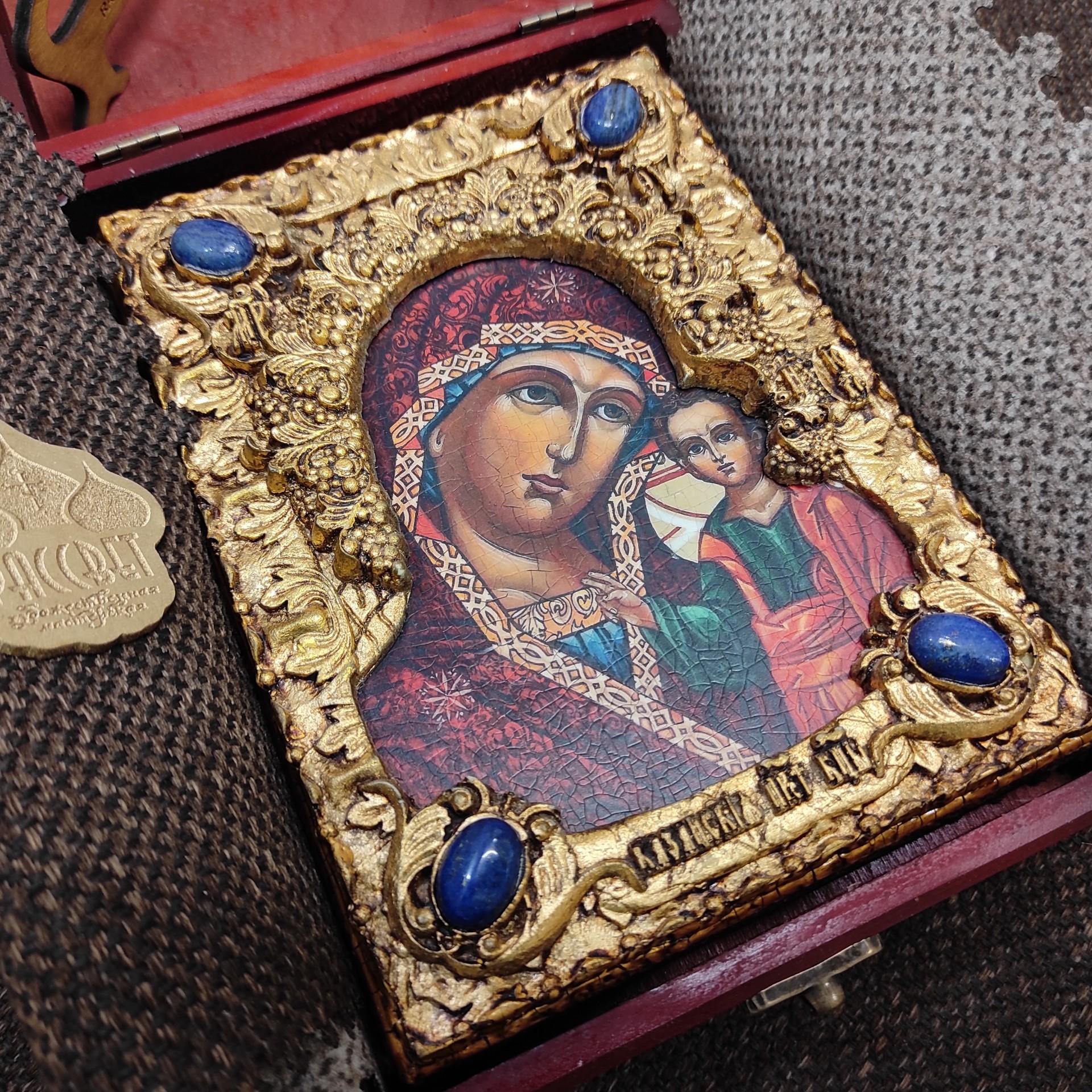 Фото иконы пресвятой Богородицы Казанская с иглицами уложенной в футляр