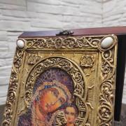Фото верхних камней подарочной иконы под старину пресвятой Богородицы "Казанская" с камнями