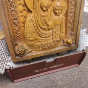 Фото резной иконы богородицы Казанская с камнями в футляре крупным планом низ