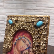 Фото православной иконы богородица Казанская с камнями в позолоченной ризе