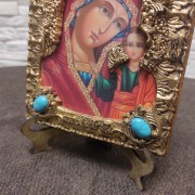 Фото православной иконы богородица Казанская с камнями в позолоченной ризе