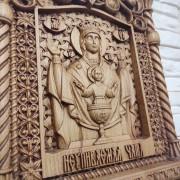 Фото резной иконы пресвятой богородицы Неупиваемая чаша вид надписи