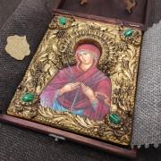 Фотография уложенной иконы под старину Пресвятой Богородицы "Семистрельная" с зелеными камнями в футляр