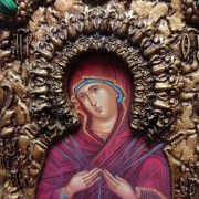 фото иконы богородица Семистрельная под старину с камнями в футляре лик