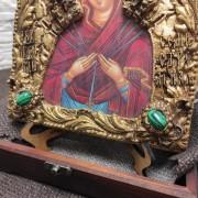 Фото нижних камней иконы под старину Пресвятой Богородицы "Семистрельная" с зелеными камнями