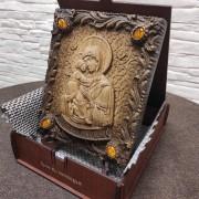 Фото резная икона богородицы Владимирская с камнями в футляре с подставкой и покровом