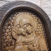 Фото резной иконы богородицы Владимирская в округлой раме из ясеня вид сбоку