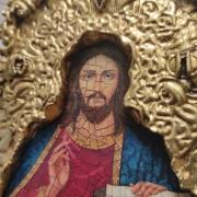 Фото лика иконы с трещинами Господа Вседержителя с позолоченной ризой