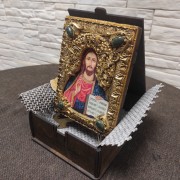 Фото  подарочной иконы Господа Вседержителя с иглицами, камнями на подставке с футляром