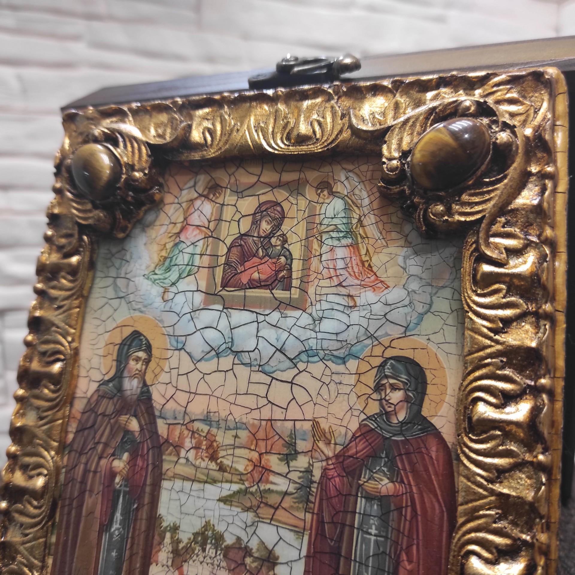 Фото иконы Петра и Февронии с иглицами и камнями средняя вид сверху камни