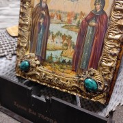 Фото иконы Петра и Февронии с иглицами и камнями средняя вид снизу камни