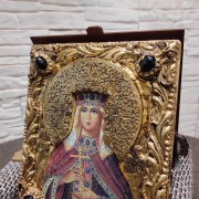 Фото верха иконы святая мученица, Людмила Чешская княгиня с камнями в футляре