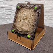 Фото резная икона Матрона Московская с камнями и футляром на подставке