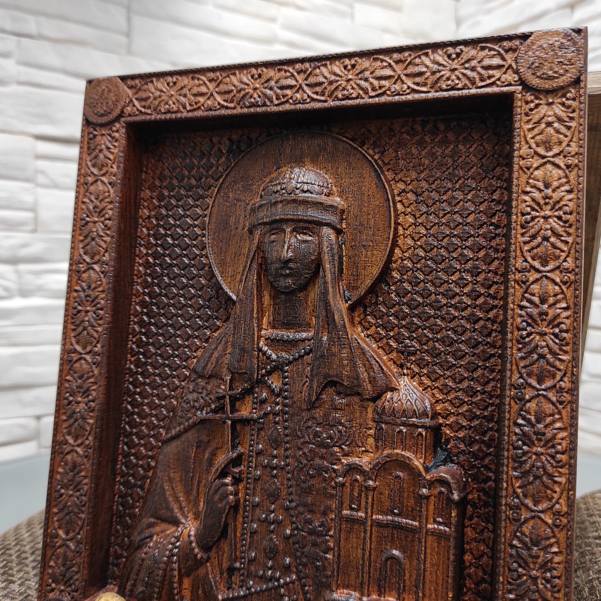 Резная икона святой равноапостольной княгини Ольги