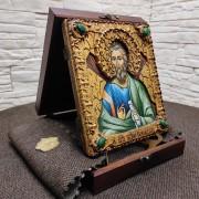 Фото именной иконы святого апостола Андрея Первозванного с камнями на подставке в футляре
