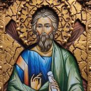 Фото лика именной иконы святого апостола Андрея Первозванного с камнями на подставке в футляре 