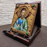 Фото именной иконы святого апостола Андрея Первозванного с камнями на подставке в футляре сбоку