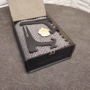 Фото небольшой иконы Артемия Веркольского, с камнями в подарочной коробочке с подставкой