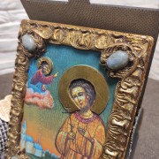 Фото небольшой иконы Артемия Веркольского, с камнями в подарочной коробочке