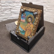 Фото небольшой иконы Артемия Веркольского, с камнями