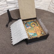 Фото небольшой иконы Артемия Веркольского, с камнями в подарочной коробочке с подставкой