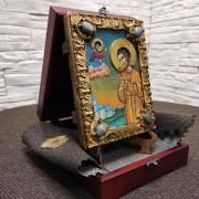 Фото небольшой иконы Артемия Веркольского, подарочная на подставке в футляре