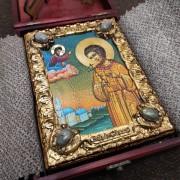Фото небольшой иконы Артемия Веркольского, подарочная в футляре